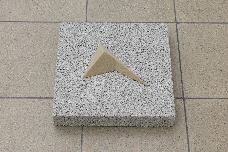 Jay Chung & Q Takeki Maeda, Chalk, 2024 Quarzsand, Bindemittel, Zement, Kies / Quartz sand, binder, cement, gravel 34.8 x 34.8 x 8 cm. Courtesy the artists. Photo: Gina Folly