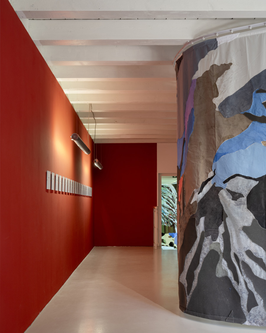 Jessica Decorvet, Paysage impossible, Exhibition view, 2026, Ferme de la Chapelle. © Photo by Dylan Perrenoud. Je savais qu’il y avait un problème avec la majesté, 2025, coloured pencils on paper. Paysage impossible, 2026, fabrics glued onto printed spinnaker cloth.