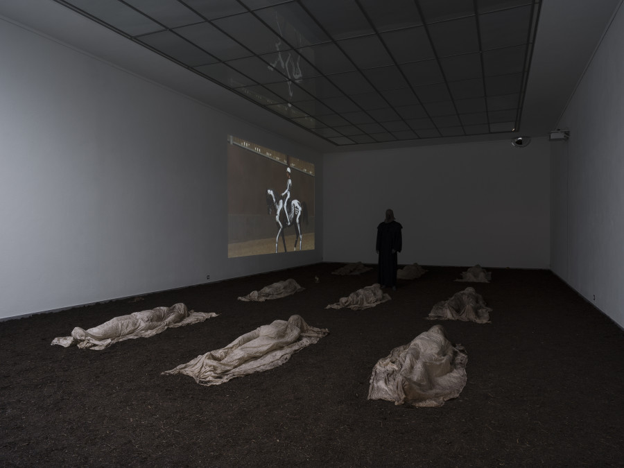 Puppies Puppies (Jade Kuriki Olivo), Plague, 2019, Soil, mannequins, white cloth, latex mask, fabric cowl, taxidermy rats, photo wallpaper, video projection (color, no sound), Courtesy the artist. Photo: CE