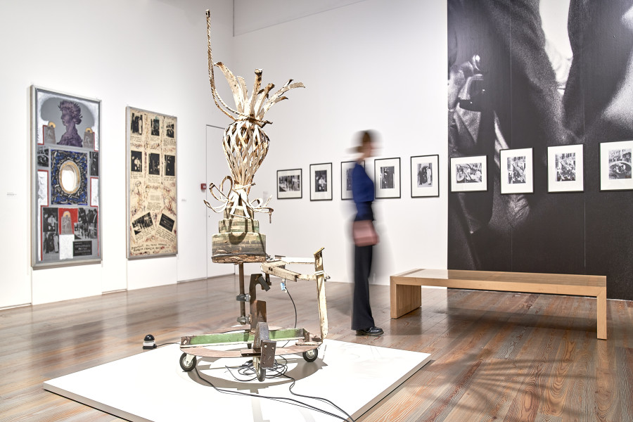 Installation view of the exhibition Jean-Jacques Lebel, among others Jean Tinguely, Henri Bergson, Philosoph, 1988 (front). © 2022 Museum Tinguely, Basel; photo: Daniel Spehr