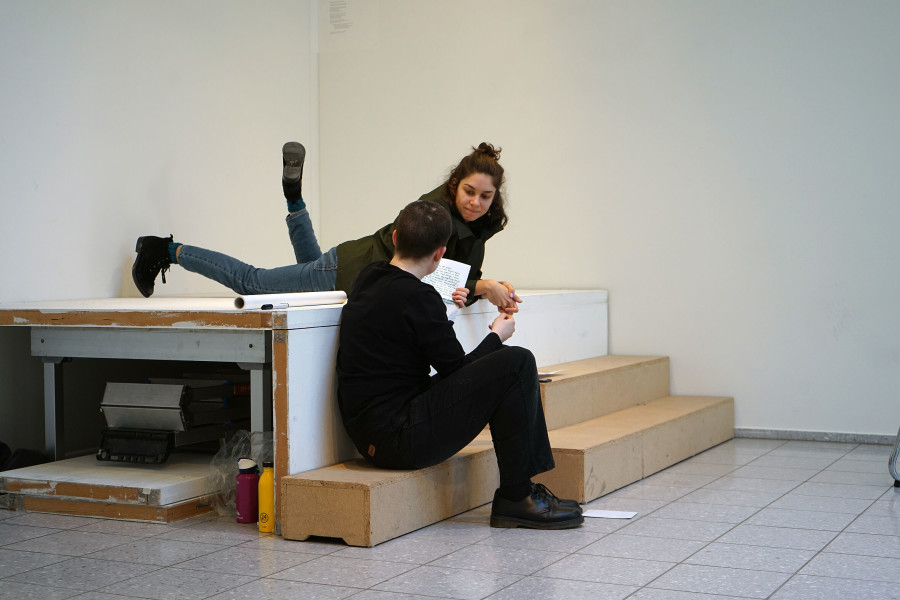 in Kollaboration mit Anastasia McCammon, "a class on water", Performance 45 min. in Englisch, innerhalb Martina Mächler - from a lexicon of gestures, Kantonsschule Zürich Nord, 2019 (Foto: Esther Neff)