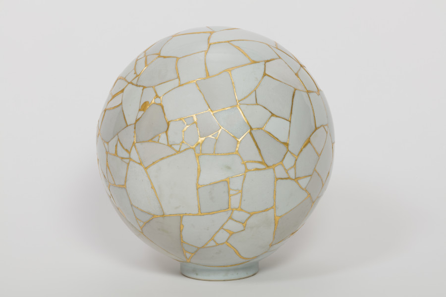 Yee Sookyung, Translated Vases s—The Moon 3, 2007. Ceramic shards, epoxy resin, gold leaves, Diameter 34 cm. Photo: Sigg Collection, Mauensee © The artist