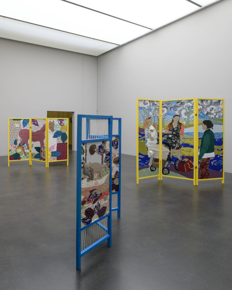 Małgorzata Mirga-Tas, Paravents, 2021–2025, Stoff, Acryl und Mixed Media, Holzrahmen, Ausstellungsansicht Małgorzata Mirga-Tas. Eine alternative Geschichte, Kunstmuseum Luzern, 2025, Courtesy of the artist. Foto: Marc Latzel