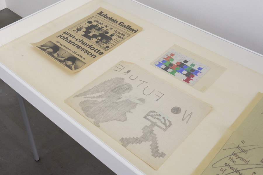 Display case, Sketches and archives, Charlotte Johannesson, Save as art?, Kunsthalle Friart Fribourg, 2023. Photo : Guillaume Python. Courtesy of the artist and Kunsthalle Friart Fribourg