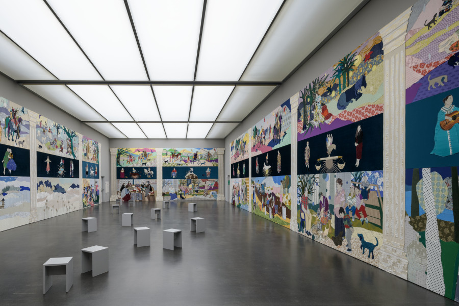 Małgorzata Mirga-Tas, Re-Enchanting the World, 2022, Stoff, Acryl und Mixed Media auf Keilrahmen, Ausstellungsansicht Małgorzata Mirga-Tas. Eine alternative Geschichte, Kunstmuseum Luzern, 2025, Courtesy of the artist. Foto: Marc Latzel