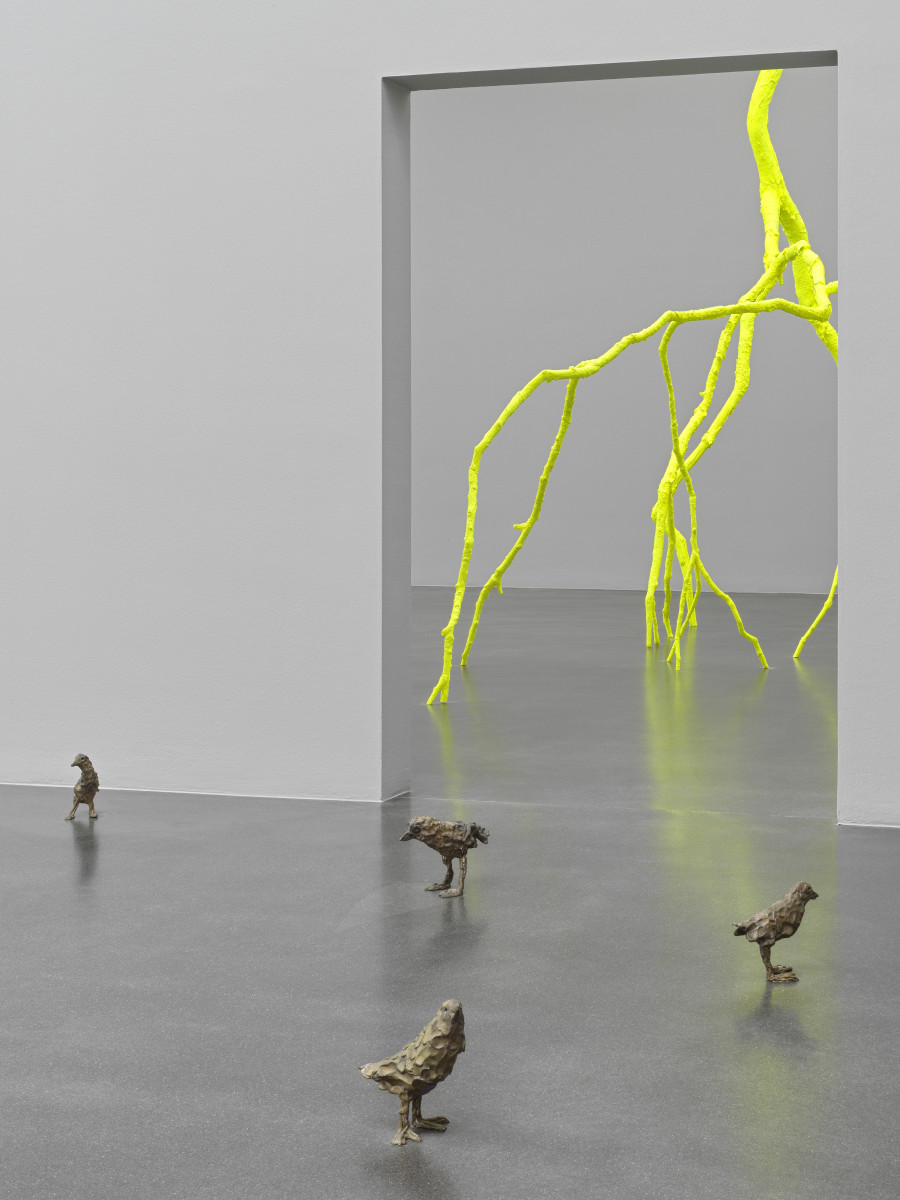 Ugo Rondinone, primitive, 2011–2012, und lightnings, 2023. Ausstellungsansicht Cry Me a River, Kunstmuseum Luzern, 2024. Foto: Stefan Altenburger