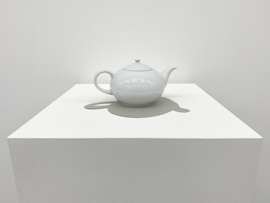 Hans-Peter Feldmann, Kanne mit Schatten, 1990s, Porcelaine teapot, cardboard, 13 x 29 x 20 cm