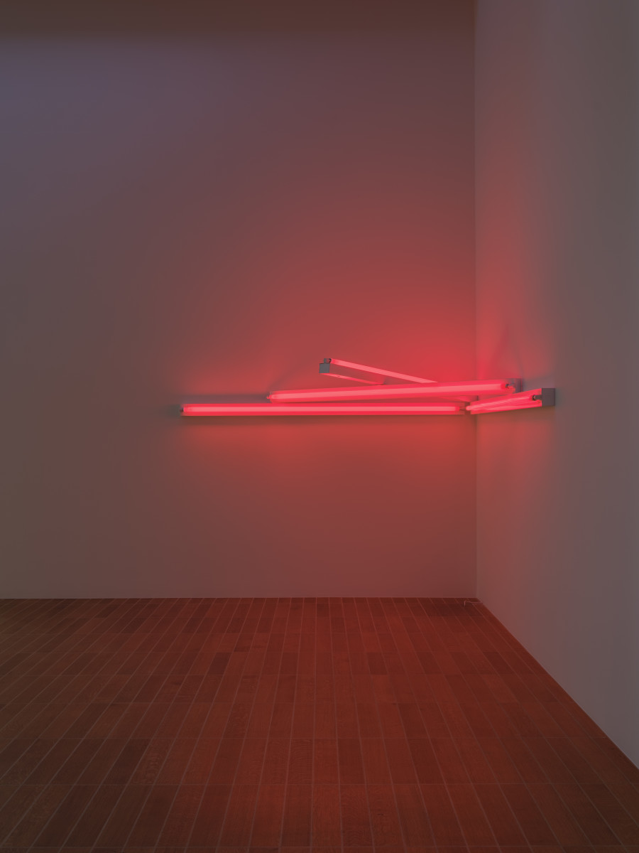 Dan Flavin, momument 4 for those who have been killed in ambush (to P.K. who reminded me about death), 1966, red fluorescent light. © Stephen Flavin / 2024, ProLitteris, Zurich. The Dan Flavin Estate, courtesy of David Zwirner. Photo Credit: Florian Holzherr