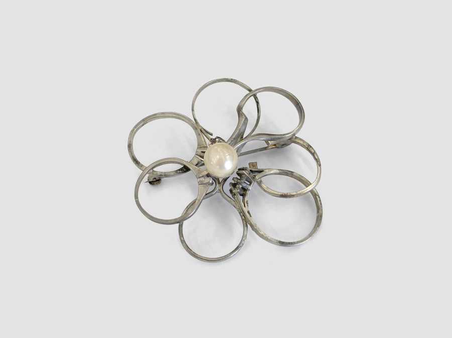Bernhard Schobinger, Untitled, 1991, Brooch made of antique white gold rings, pearl, cobalt pin, 5 x 5 x 2 cm 