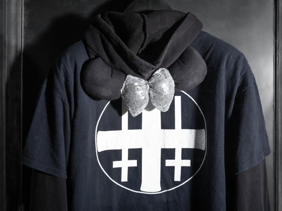 Julian-Jakob Kneer, FANATIC (7) (Detail), 2025, Archival Deathlike Silence Productions t-shirt, Minnie Mouse hoodie,
cast rubber and acrylic glas vitrine, 106 x 76 x 22 cm. Courtesy the artist and Blue Velvet, Zurich. Exhibition views by Andrea Luca Ammann.