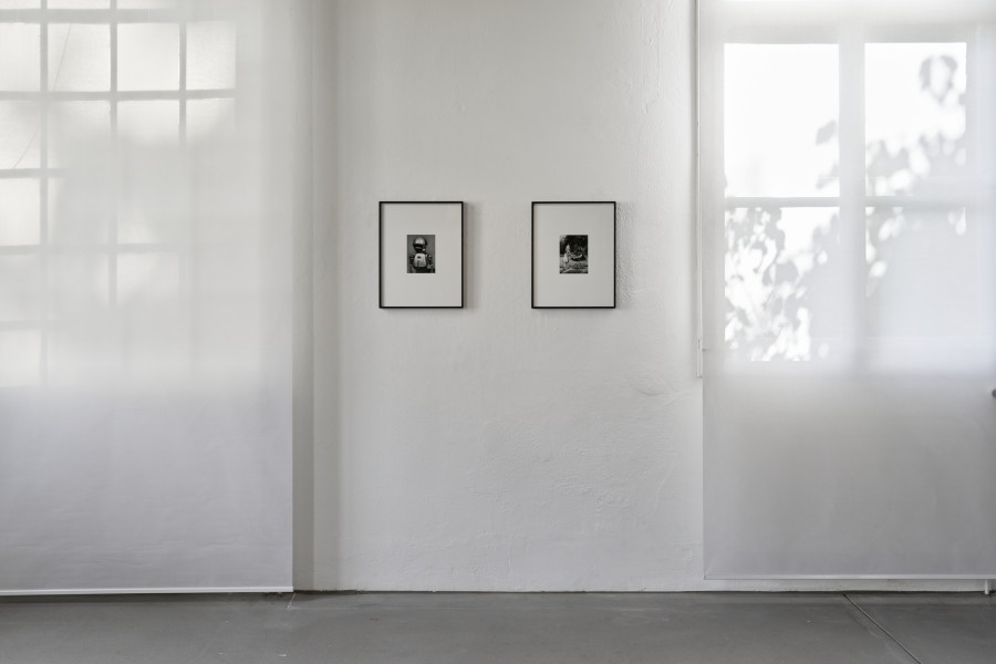 Installation view, Thomas Zummer, Drawing of a photograph of ‘SIG’, study for the series Portraits of Robots , 2001-2024; Drawing of a photograph of ‘Umatron’, study for the series Portraits of Robots, 2001-2024. Photo: Guillaume Python. Courtesy of the artist and Kunsthalle Friart Fribourg