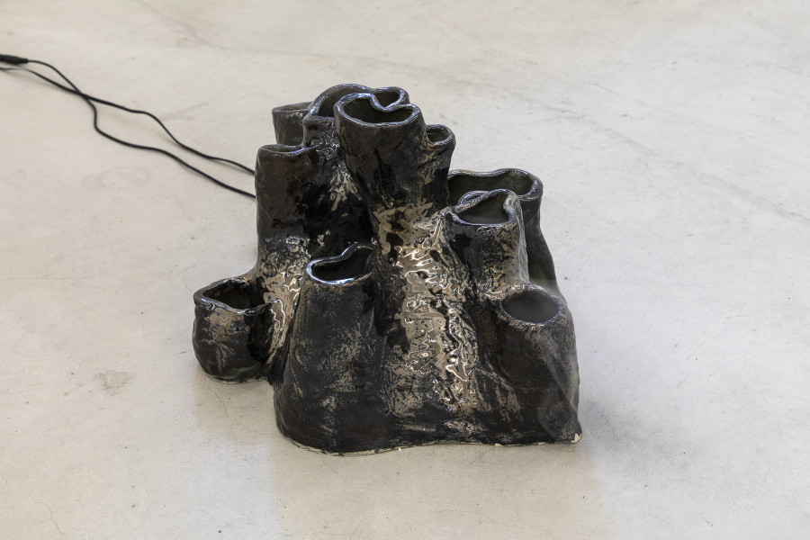 Detail view, Leonardo Bürgi Tenorio, soil memories, glazed ceramic, water, aroma diffusor, hydrolate, variable dimensions 2024. Photo credit: Nina Rieben ©