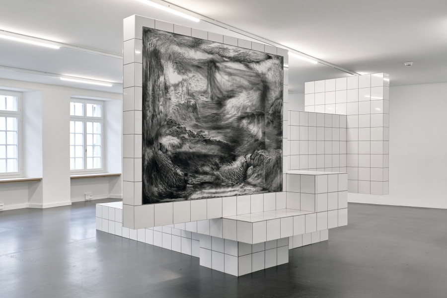 Heiko Blankenstein, «Turnover», 2023. Skulptur mit drei integrierten Zeichnungen, Holz, Keramikfliesen. Foto: Heiko Blankenstein