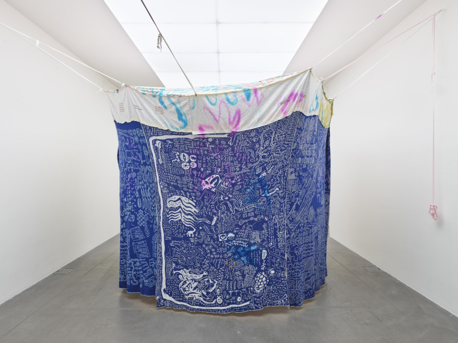 Reto Pulfer, Zimmer Urgeflecht, 2024, Plant-dye, ink, pencil, on reused fabric, knitted fabric, rope, 270 x 280 x 280 cm. Exhibition view, Museum Haus Konstruktiv, 2024. Courtesy the artist and Hollybush Gardens. Photo: Conradin Frei