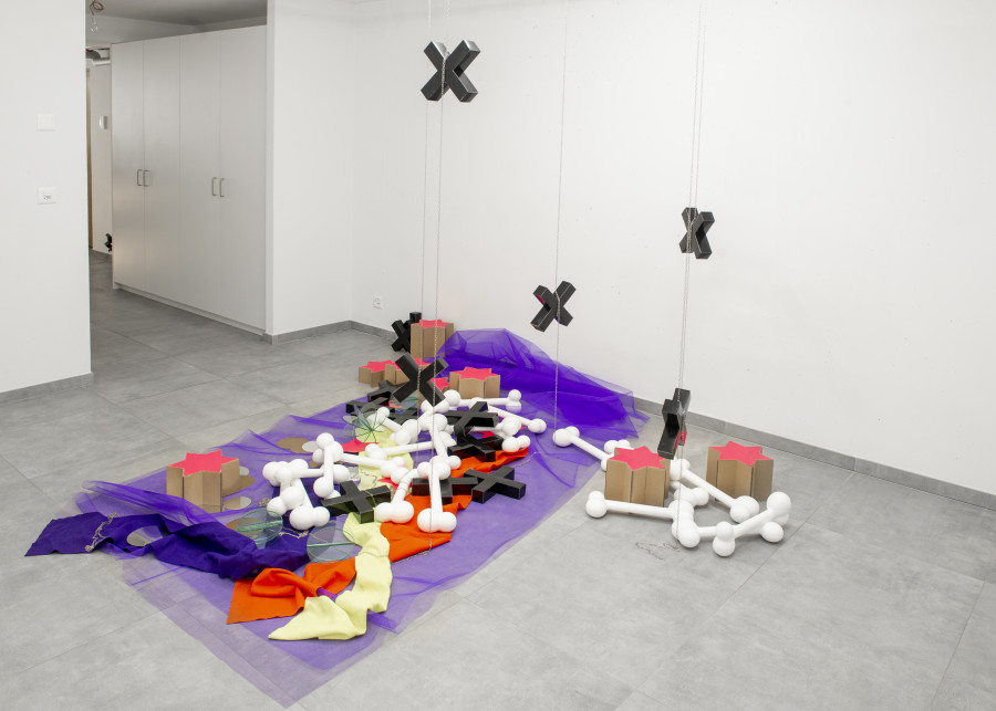 Delphine Coindet, Vide poche, 2005, polystyrene, paper, cardboard, plexiglas, felt and metal chains — Picture © Simon Rimaz