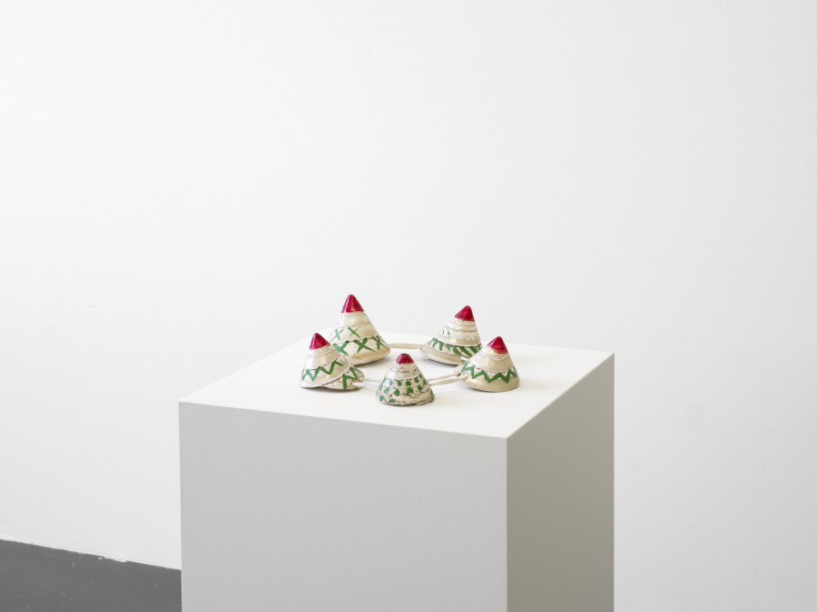 Bernhard Schobinger, Schnecken Ballett II / Ballet of Snails, 2020, Necklace made of shells (origin of Okinawa Island, Japan), malachite pigment, madder lacquer, shoelace, 30 x 30 x 8 cm, Neckline 68 cm