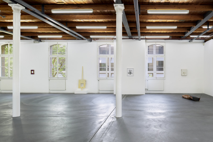 Exhibition view, Brad Kronz, Nine Types of Industrial Pollution, Kunsthalle Friart Fribourg, 2023. Photo : Guillaume Python. Courtesy of the artist and Kunsthalle Friart Fribourg