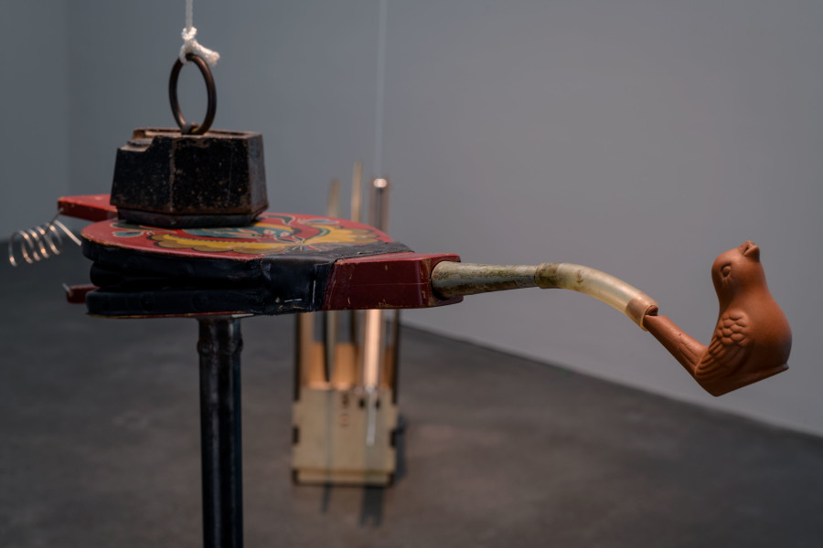 Maya Dunietz, Bird Whistle, 2016, kinetische Skulptur, verschiedene Materialien, Courtesy Candida Gertler, Ausstellungsansicht Kunstmuseum Luzern, Foto: Marc Latzel