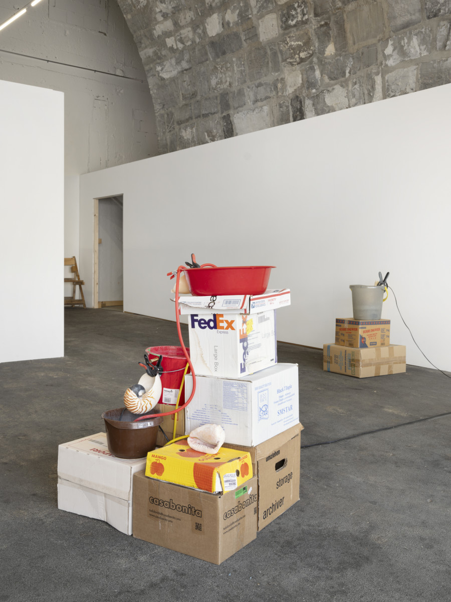 Installation view, Vanessa Safavi, WAVES IN THE CLOSET, Tunnel Tunnel, Lausanne, 2025. Photo credit: Julien Gremaud