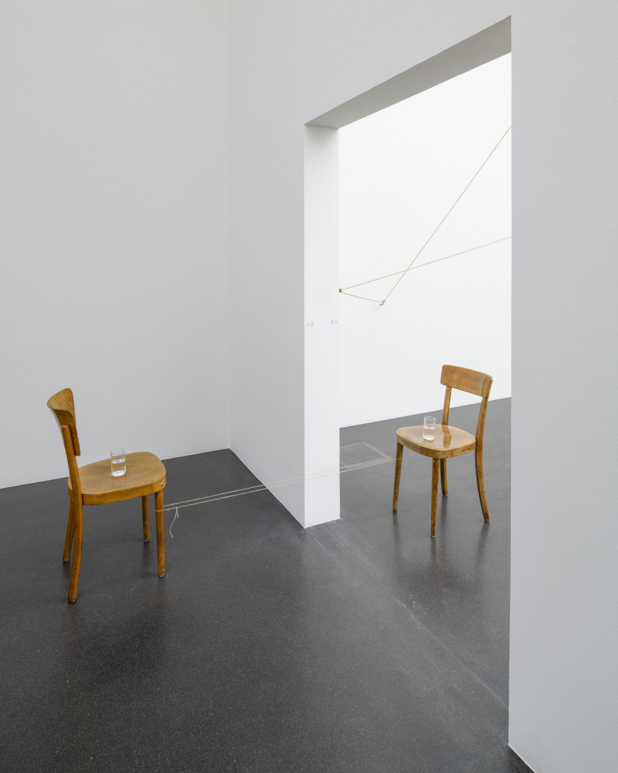Vittorio Santoro, Half-full Glass, 2015, Script Work (Protokoll Arbeit), Zwei Stühle, Wasser, Schnur, Ausstellungsansicht Kunstmuseum Luzern, 2020, Foto: Marc Latzel