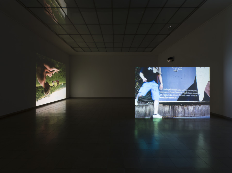 Tourism, Kunsthaus Glarus, 2021, installation view. Nina Könnemann, What’s New, 2015, Single-channel video projection (HD, color, no sound), 3:40 min, Courtesy the artist, High Art, Paris und Gaga, Mexico City/Los Angeles / Tony Hill, Downside Up, 1984 Single-channel video projection (16mm film transferred to SD video, color, sound), 17:32 min, Courtesy the artist and LUX, London. Foto: CE