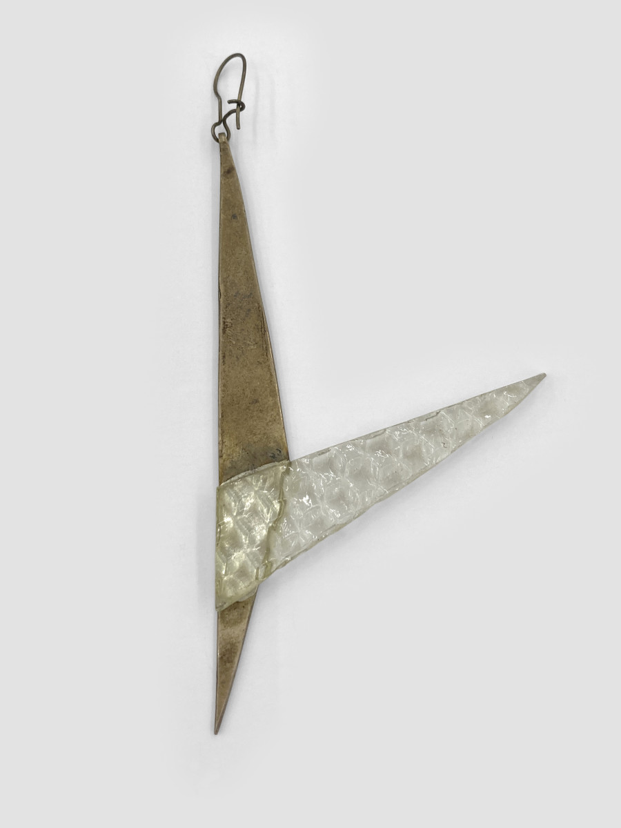 Bernhard Schobinger, Fliegender Fisch / Flying Fish, 1980, Earring made of silver, glass, 11.2 x 5.2 x 0.5 cm