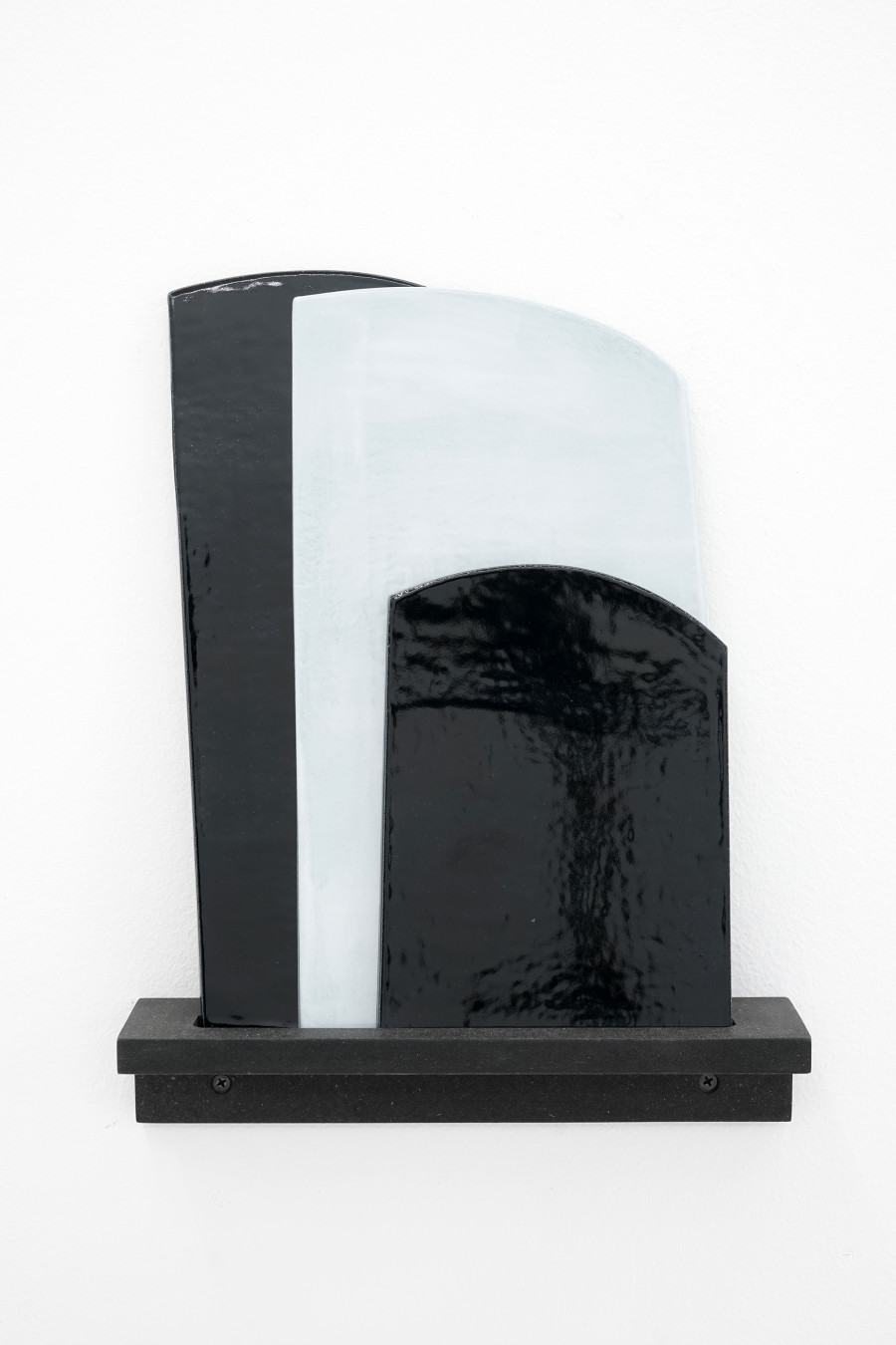 Clare Goodwin – Ceramic Whispers (Composed), 2021, glazed ceramic in 3parts, MDF shelf 37 x 29.3 x 7.8 cm, Courtesy of the artist and Herrmann Germann Conspirators, 2021