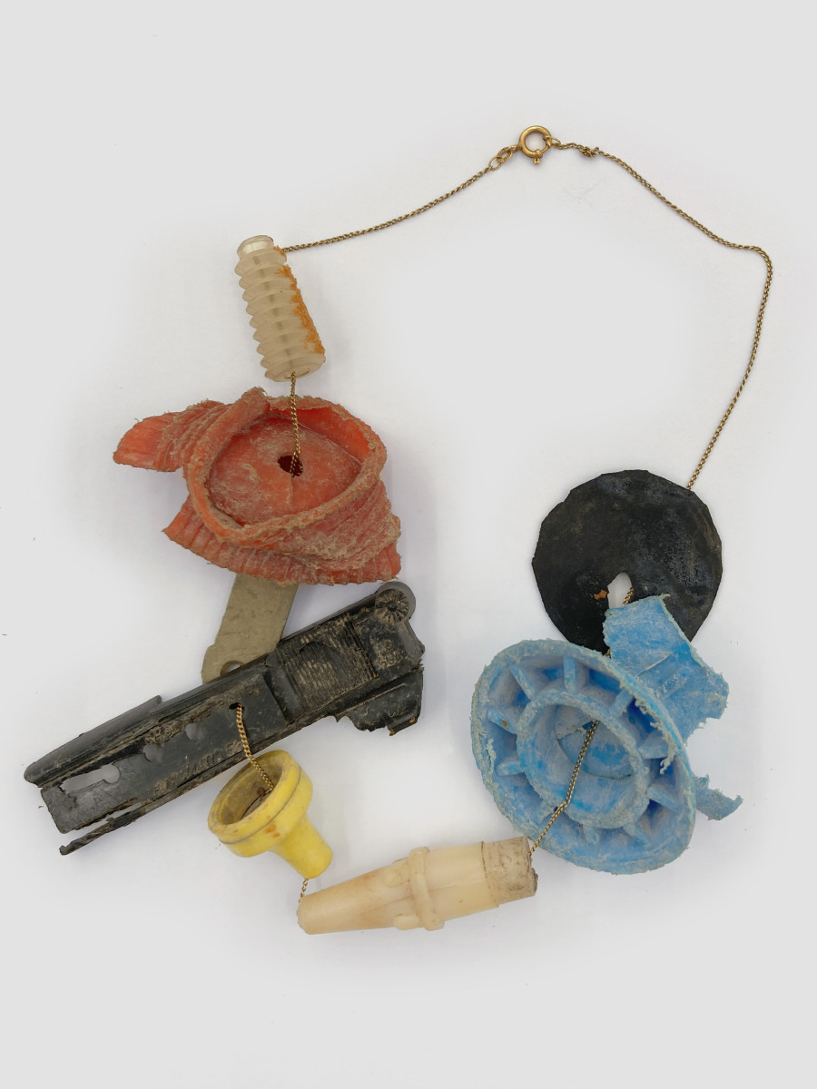 Bernhard Schobinger, Tutti Kabutti, 1980/1981, Necklace made of gold chain, plastic (objects found on a construction site), 23 x 10.7 x 2.5 cm, Neckline 46 cm