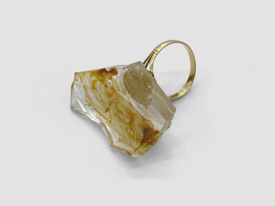 Bernhard Schobinger, Shard Ring, 2009, Jugendstil monogrammed gold ring 18ct, glass shard from a Jugendstil vase, gold urushi lacquer, 3.6 x 2.1 x 3.7 cm, Ringsize 19, inner ⌀ 1.9 cm