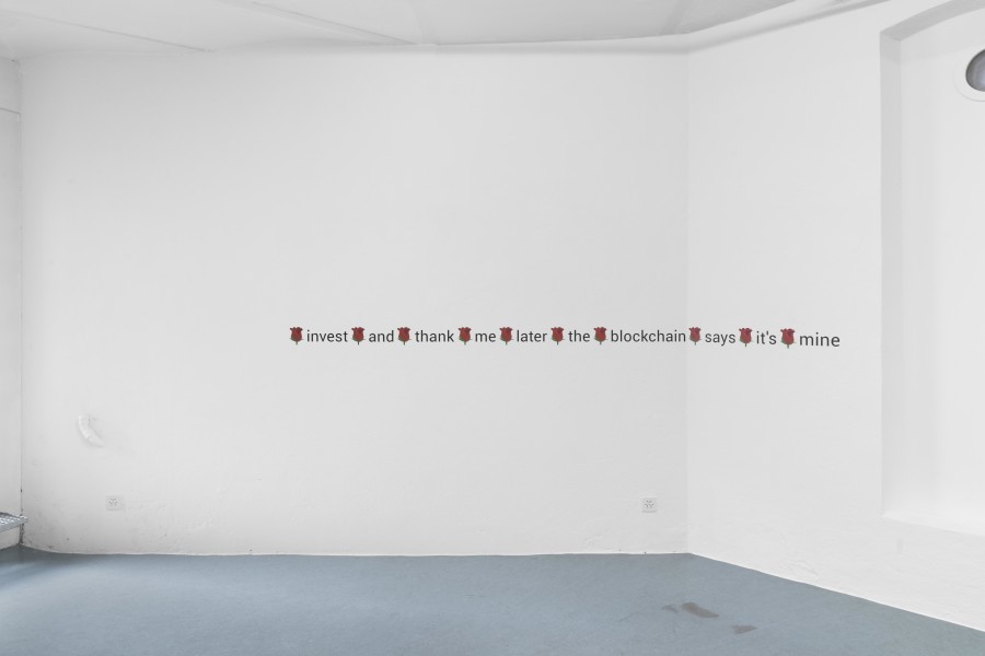 Laura Paloma, 🌹invest🌹and🌹thank🌹me🌹later🌹the🌹blockchain🌹says🌹it’s🌹mine, 2023/2025, Vinyl print, https://docs.google.com/document/d/1KeMoKKlwpKcitf5hj3OgoHIrUHPH- r4yuvMZWi6F4m4/edit?tab=t.0, 10 × 310 cm. Photo credits: marytwo