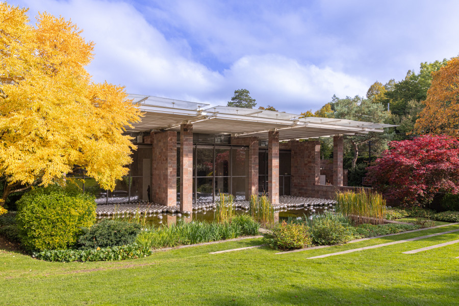 Installation view "Yayoi Kusama", Fondation Beyeler, Riehen/Basel, 2025. Narcissus Garden, 1966/2025. © YAYOI KUSAMA. Photo: Matthias Willi