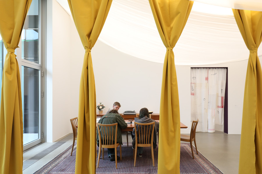 Installationsansicht Dishcomfort, 24.5. –24.8.2025, Aargauer Kunsthaus, Comfort Room by NOF4 collective. Foto: Luca Klett, Zürich