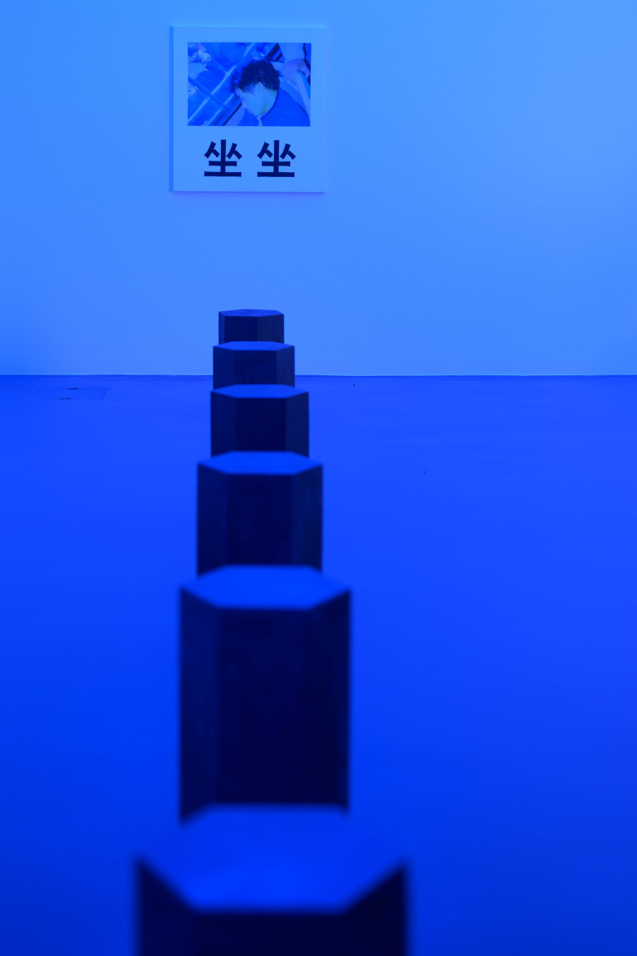 Ian Anüll, Take a Seat, 2010, Ausstellungsansicht Kunstmuseum Luzern, 2024. Courtesy the artist und Mai 36 Galerie, Zürich, Foto: Marc Latzel