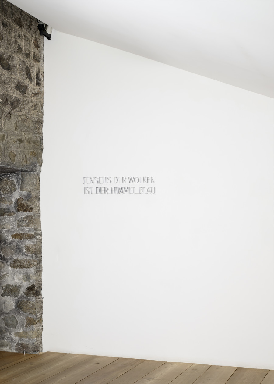 Exhibition view, Su-Mei Tse, Jenseits der Wolken, 2022, lettering, steel in light grey, 17 x 80 x 5 cm, 1/3. Photo: Ralph Feiner, Courtesy of the artist and Galerie Tschudi
