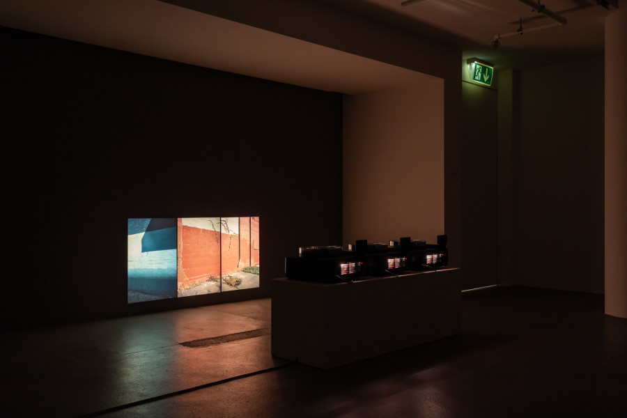 Exhibition view, Lukas Hoffmann, strassenbilder, Kunsthalle Luzern, 2024. Photo credit: Kilian Bannwart