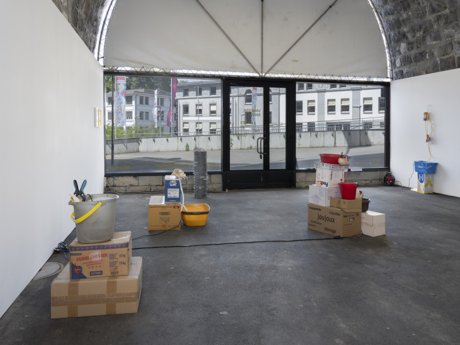 Installation view, Vanessa Safavi, WAVES IN THE CLOSET, Tunnel Tunnel, Lausanne, 2025. Photo credit: Julien Gremaud