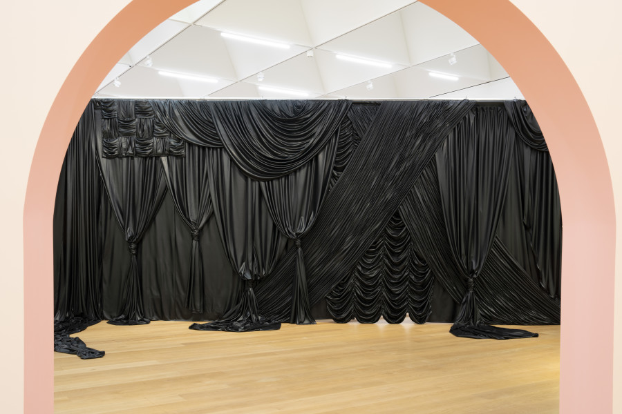 Pauline Boudry & Renate Lorenz, Curtain Piece (disobedient), 2025, Installation en faux cuir, env. 400 x 1200 cm. © Pauline Boudry & Renate Lorenz. Photo : MCBA/ Karim Kal