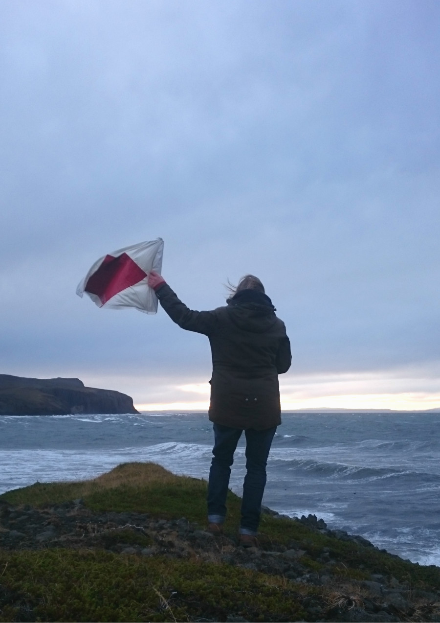 Silvia Popp, Inselexpertin mit der Insel Institutsflagge unterwegs in Island, 2016