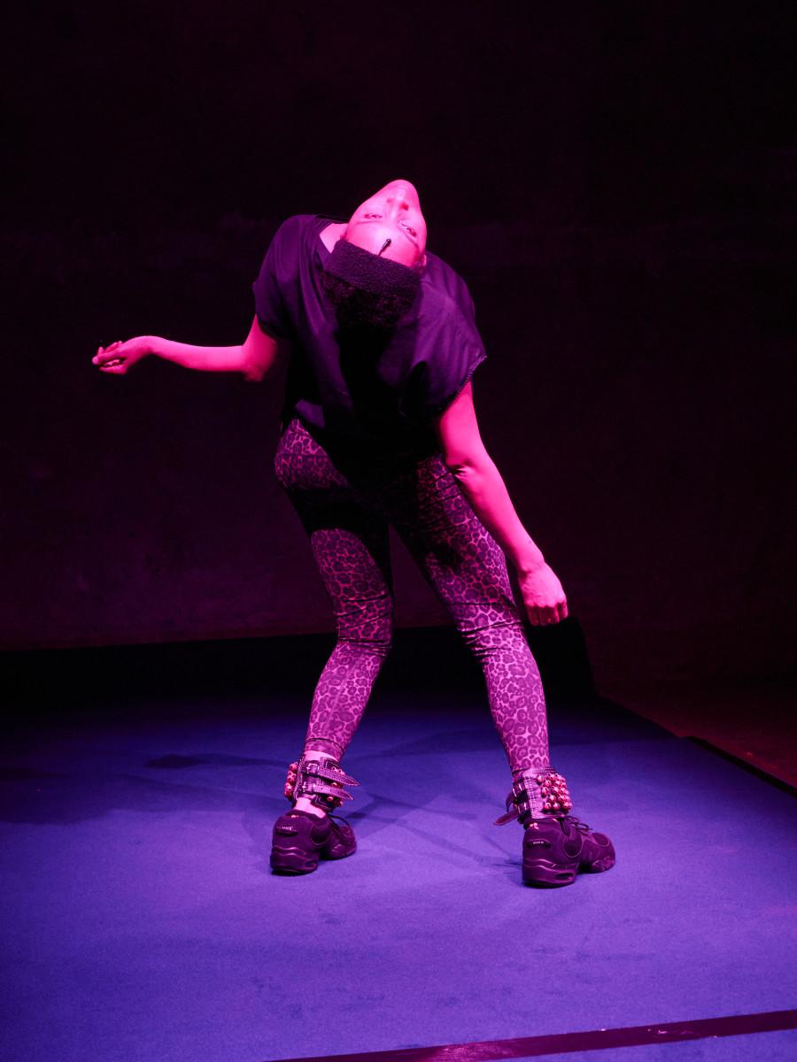 Elaine Mitchener, “The Body Is The Score – 1. Betty,” invited by OOR Saloon, performance as part of the exhi- bition “Suzanne Perrottet. After Dada, After Dance,” Cabaret Voltaire, January 18, 2026. Photo: Johanna Bommer. Courtesy: Suzanne Perrottet, Walter Schwabe / Fotostiftung Schweiz, Luise Schwabe / ProLitteris, Niklaus Stauss, Johann Adam Meisenbach, Tarren Johnson & Joel Cocks, Elaine Mitchener, New Kyd, Thibault Lac.