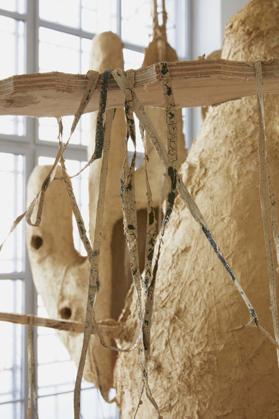 Exhibition view, Sebastián Dávila, Tierra rota. Se hace el día, Musée des Beaux-Arts la Chaux-de-Fonds, 2023. Images credit : Musée des beaux-arts de La Chaux-de-Fonds, Photo : Gaspard Gigon