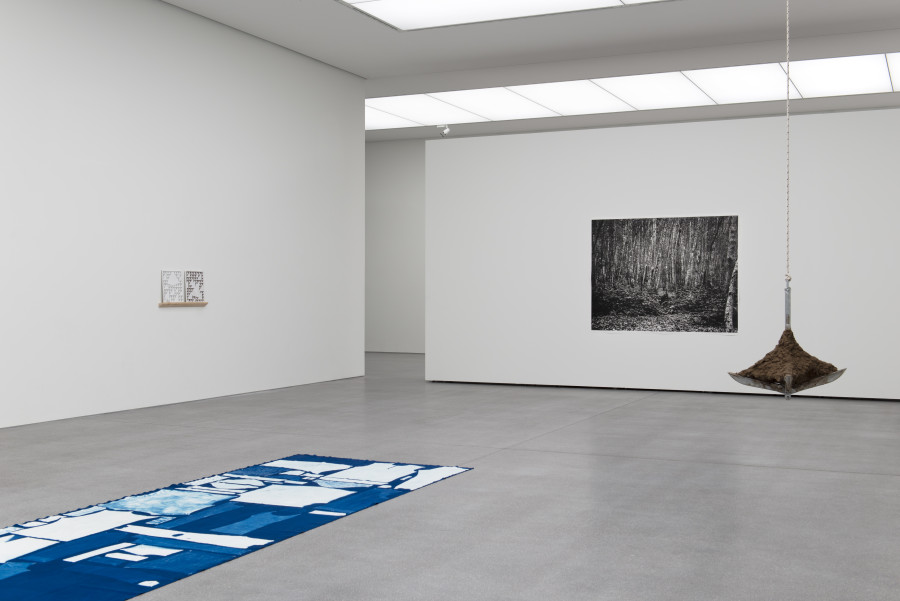 Jahresausstellung 2022 mit Werken von Silvie Noemi Demont (links unten), Julia Barandun (links oben), Ester Vonplon (hinten rechts), Andrea Francesco Todisco (rechts aussen)