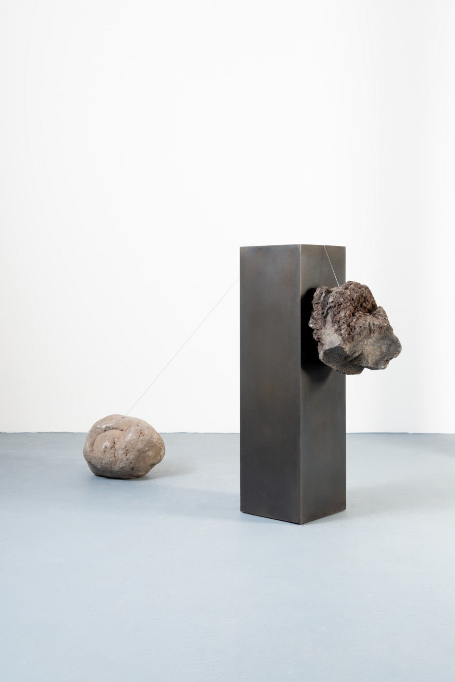 Jose Dávila, Our similarities bring us to a common ground, 2021, Metal, rock, boulder, and wire, 140 x 227.5 x 40 cm. Photo: Agustín Arce