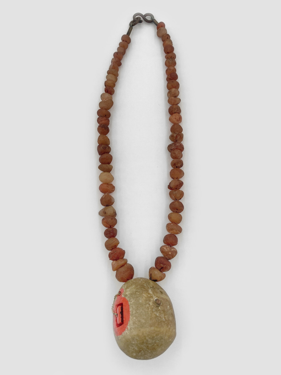 Bernhard Schobinger, Mind the Gap, 2015, Necklace made of agate, memory stick, hammerstone (stone age), red urushi lacquer, 30 x 9.5 x 4.5 cm, Neckline 52 cm