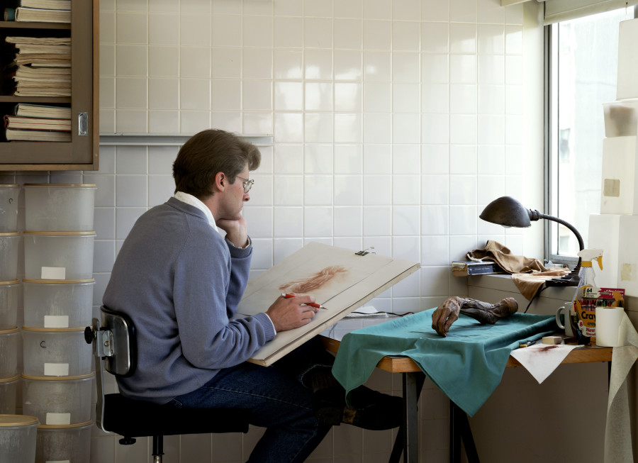 Jeff Wall, Adrian Walker, artist, drawing from a specimen in a laboratory in the Department of Anatomy at the University of British Columbia, Vancouver, 1992. Large image slide in lightbox 119 x 164.3 cm. Sammlung Baloise Group © Jeff Wall