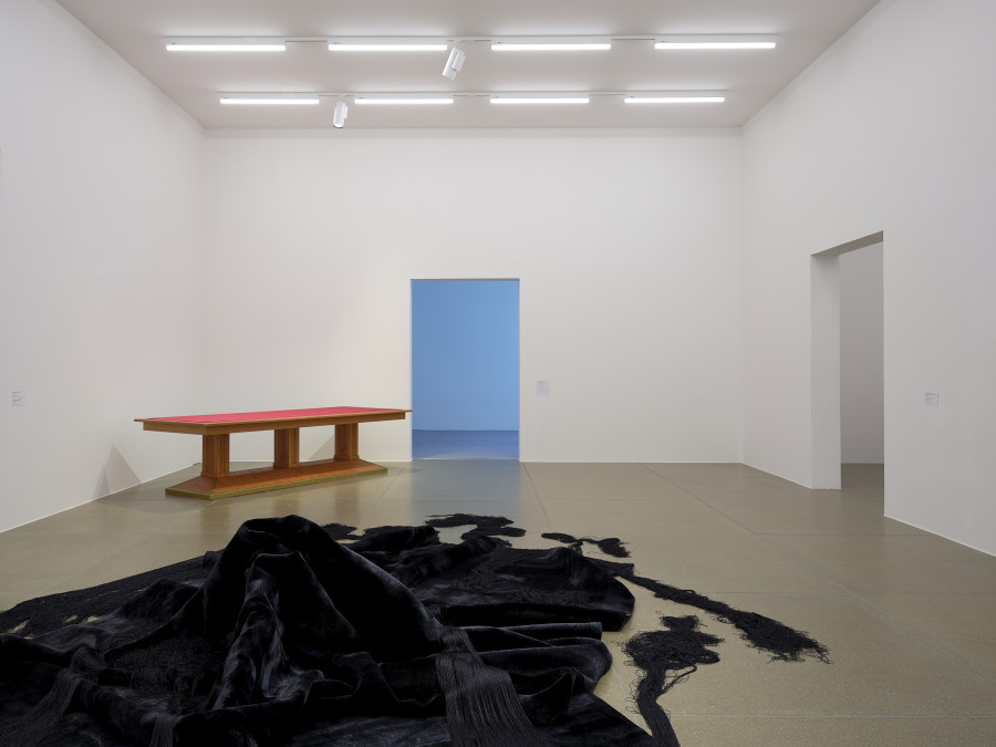 Installationsansicht Modell Neutralität, 1.2.–11.5.2025, Aargauer Kunsthaus. Mîrkan Deniz (*1990), Untitled (Out of place), 2023, Masa, 2015, Mit Genehmigung der Künstlerin © Mîrkan Deniz. Foto: David Aebi, Burgdorf