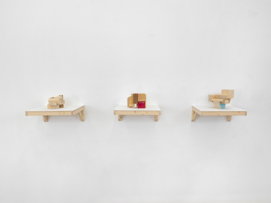 Petites chutes, 2020, assembly of various woods, ~ 10 x 10 x 10 cm, © Julien Gremaud. Courtesy of the artist and Heinzer Reszler gallery.
