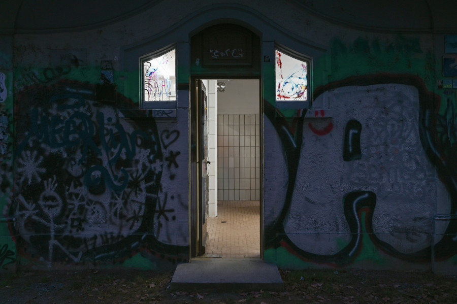 Mirjam Walter, "das Meer nimmt seine Farbe vom Himmel" (installation view), 2025, left: 61,9 x 36,7 cm, right: 61,4 x 36,9 cm, Mirjam Walter, "gestohlen bleiben" at Kaiserwache, Freiburg im Breisgau, 2025. Courtesy: the Artist and Kaiserwache. Photo: Stefan Lux