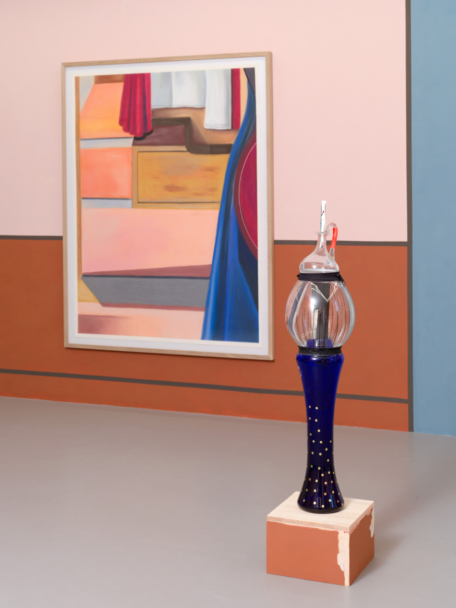 Hippolyte Hentgen, Veluto (peinture murale), Patterns (pastels) et Tribu (sculpture), vue de l’exposition « Chambre à deux lits » à la Villa du Parc - centre d’art contemporain - Aurélien Mole, 2025