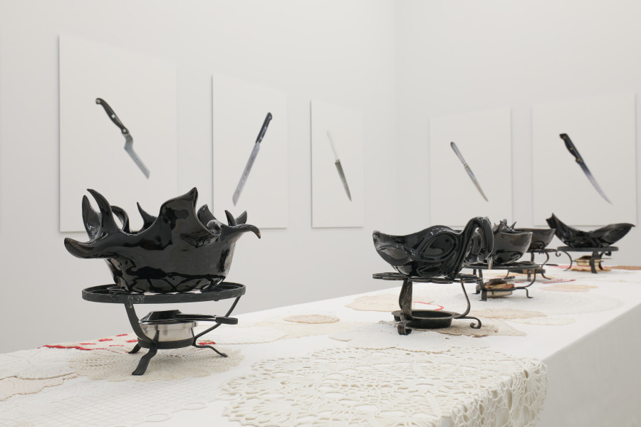 Installationsansicht Dishcomfort, 24.5. –24.8.2025, Aargauer Kunsthaus. Andrea Sommer (*1994), the ties of my apron are tightly bound, 2024. © Andrea Sommer. Oz Oderbolz (*1988), Mi casa, su casa, 2019. © Oz Oderbolz. Foto: Luca Klett, Zürich