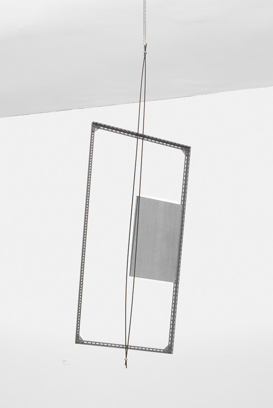 Luciano Fabro (1936–2007), Computer, 1988, Stahl und Aluminium, 305 x 102 x 5.5 cm, Kunst Museum Winterthur, Legat Johannes Gachnang, 2006. Foto: SIK-ISEA, Zürich, Philipp Hitz